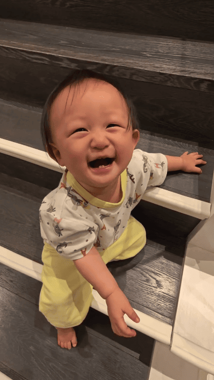 方力申近日分享女兒爬樓梯的短片,意外讓獨立屋內部裝潢曝光。