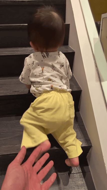 方力申在女兒身後小心翼翼守護,盡顯父愛。