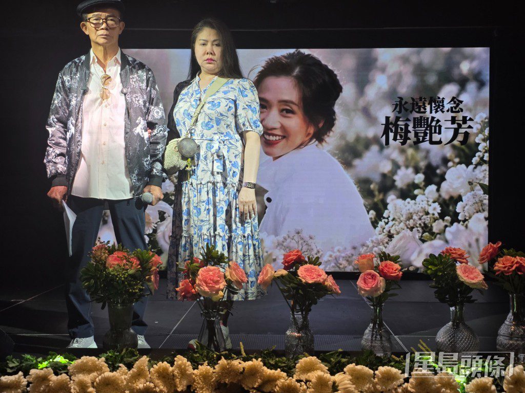 追思會現場以99枝花布置，背景是梅姐在花海中的照片，共有34名歌迷及工作人員出席。