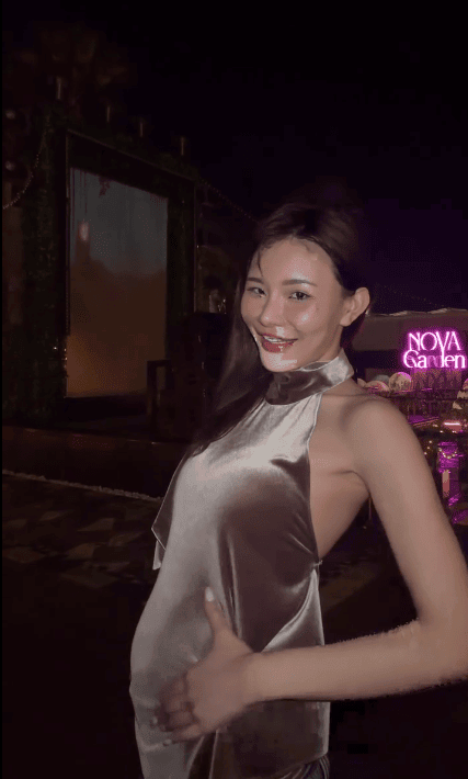 五索搞笑地挺出明顯隆起的腹部,令網民一度以為她再度有喜。