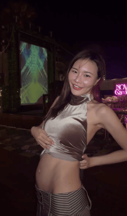 五索在下一秒即時收腹,展示驚人的平坦小蠻腰。