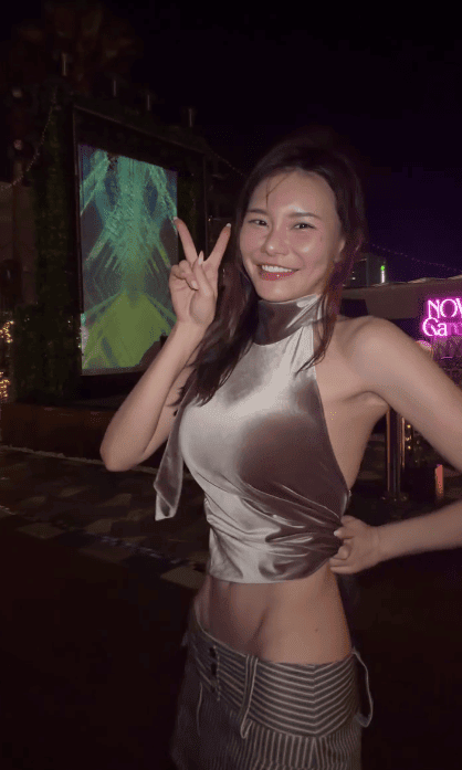 五索的纖腰與之前的「孕肚」形成強烈對比,展現超強收腹功力。