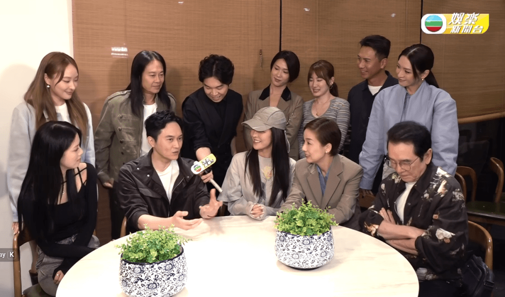 《璀璨之城》一眾演員齊聚一堂,邊食飯邊追看劇集。