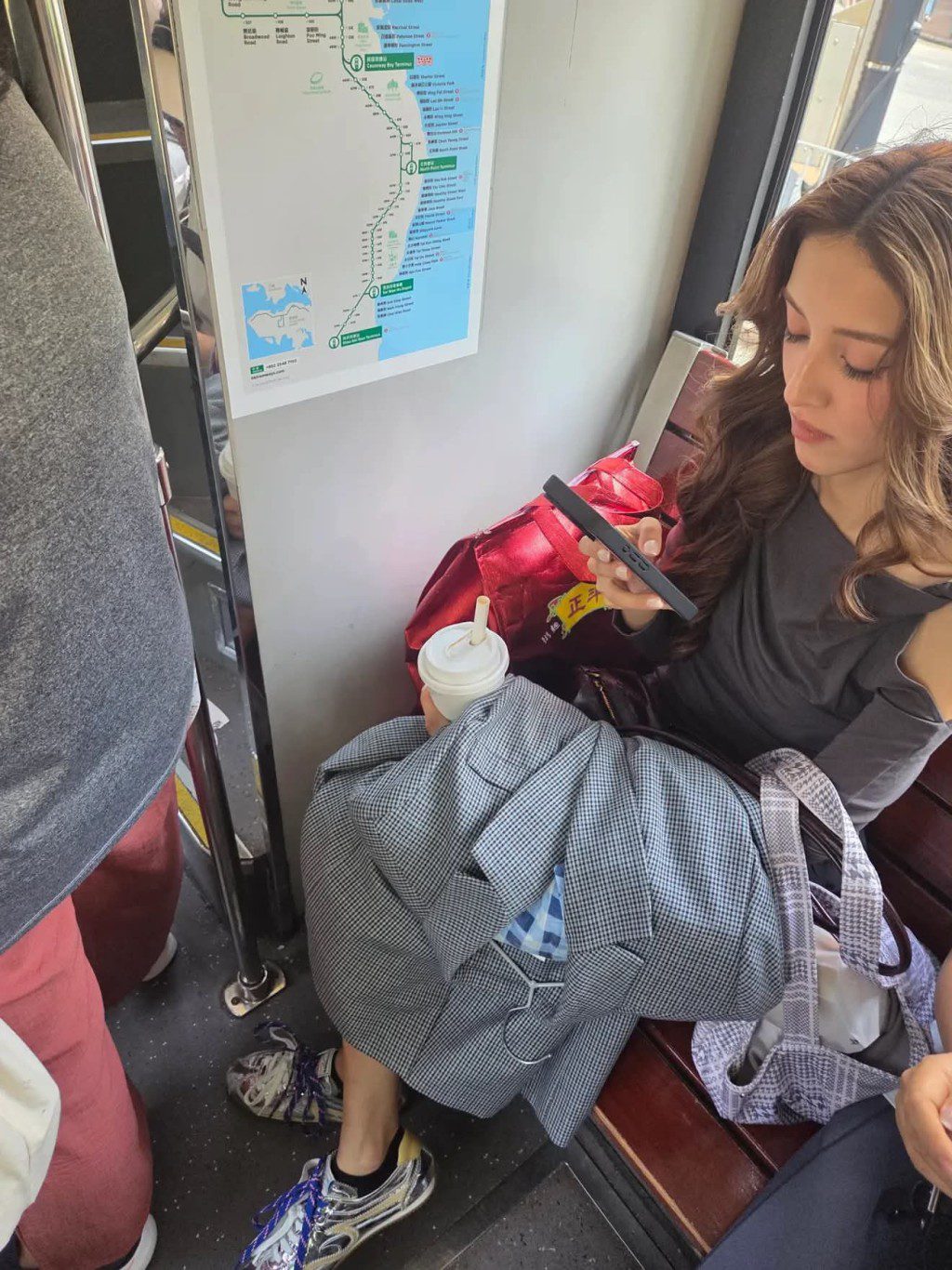 早前網絡流傳陳凱琳乘搭電車時,將隨身物品放在旁邊座位,引起是否「霸位」的討論。