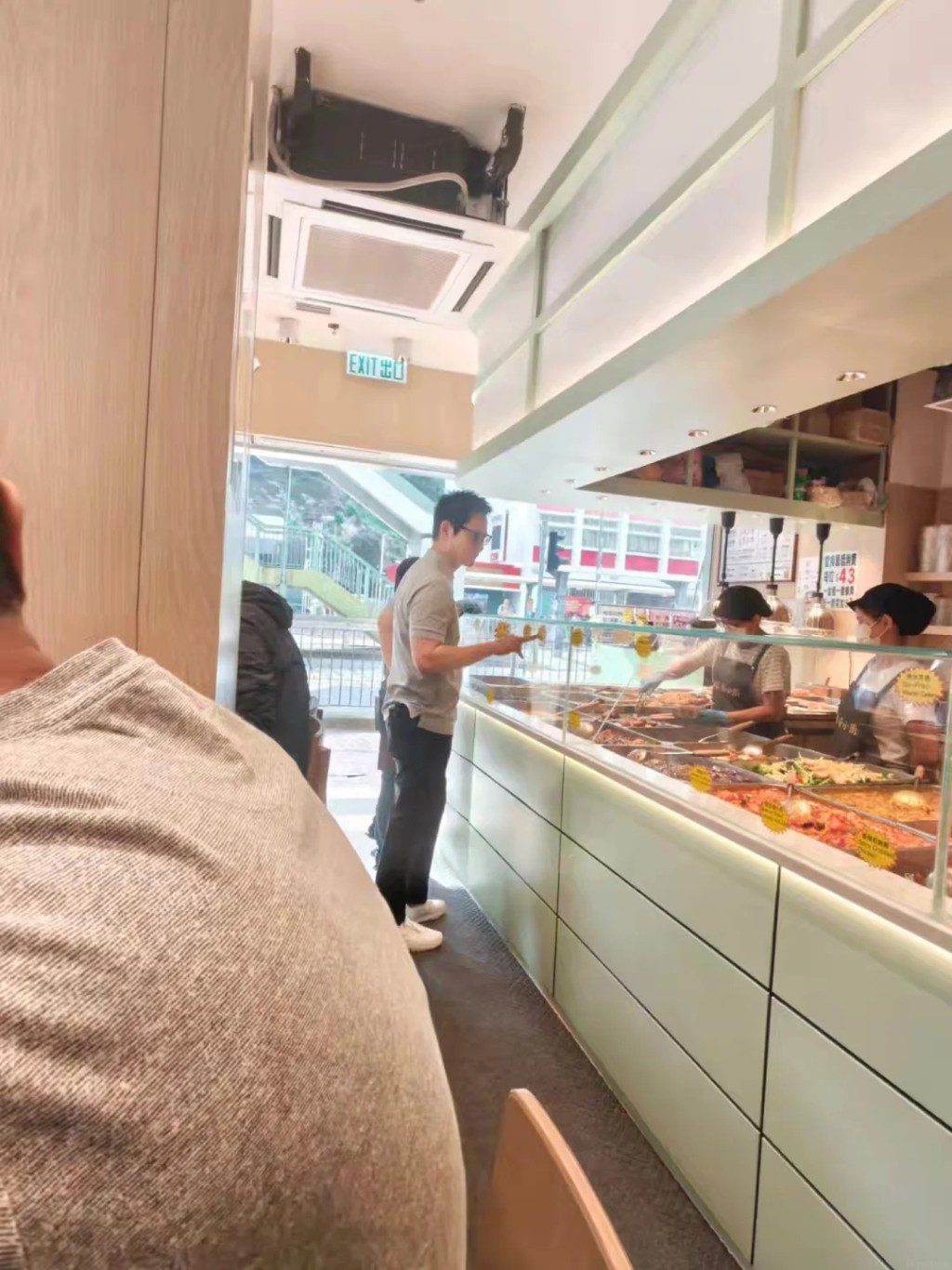 部分網民質疑鄭嘉穎此舉是故作貼地,實為一場公關騷以挽回形象。
