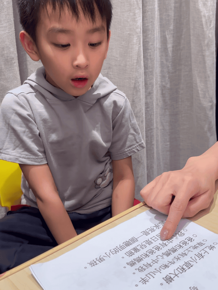 鄭嘉穎大仔每日努力溫習中文,曾因壓力太大而哭泣。