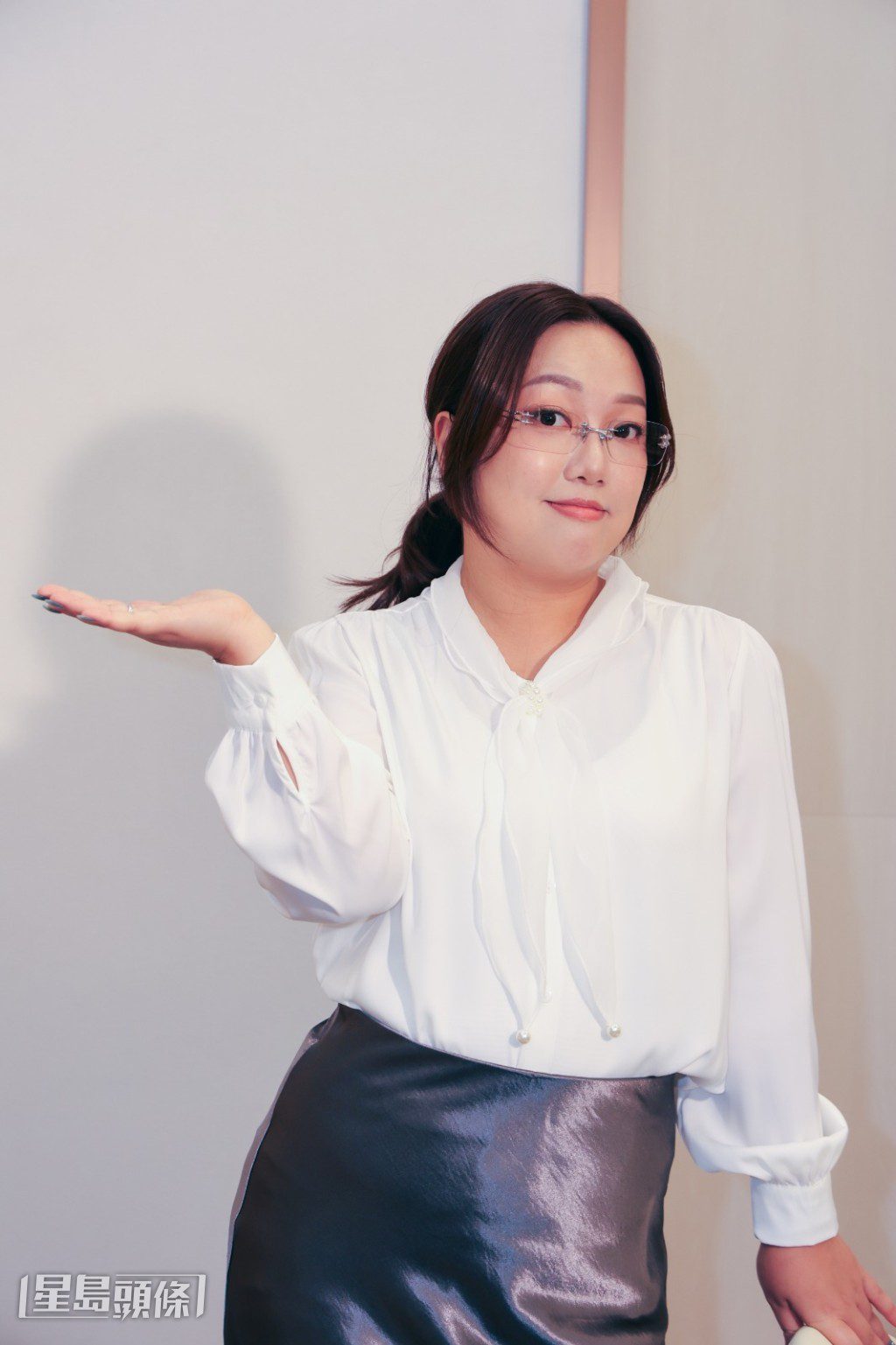 一向擔任主持人口齒伶俐的妹頭，直言與劇后合作心情敬仰。