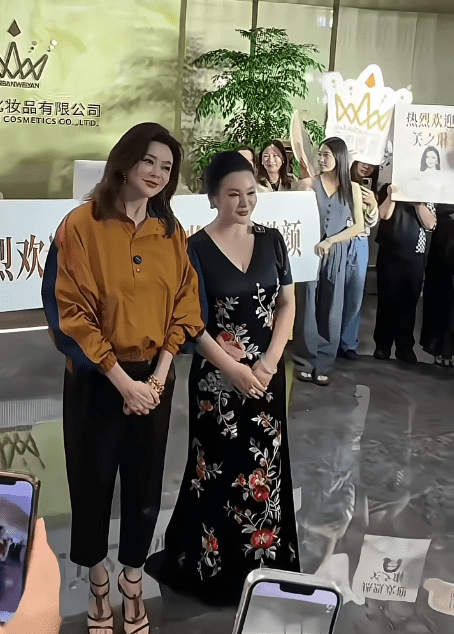 關之琳被指五官顯得不太自然。