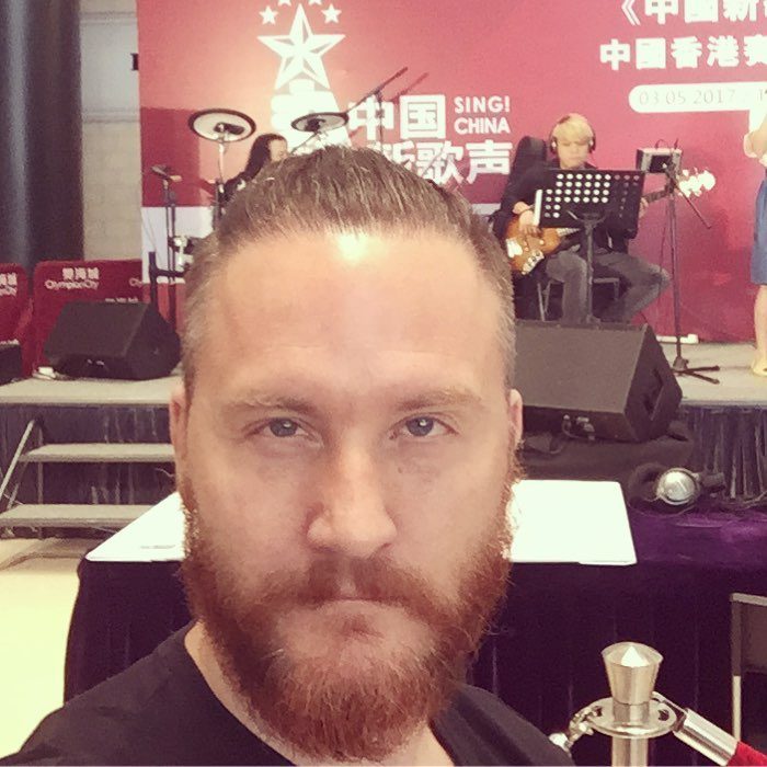 布偉傑演出《同事三分親》「韋一」一角而為人熟悉。