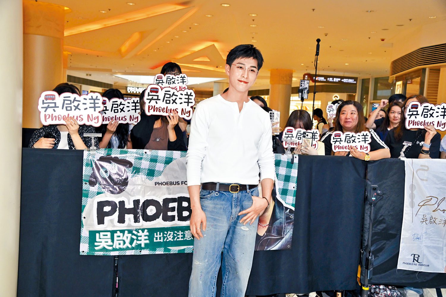 換了新形象的吳啟洋與粉絲近距離互動及合照。