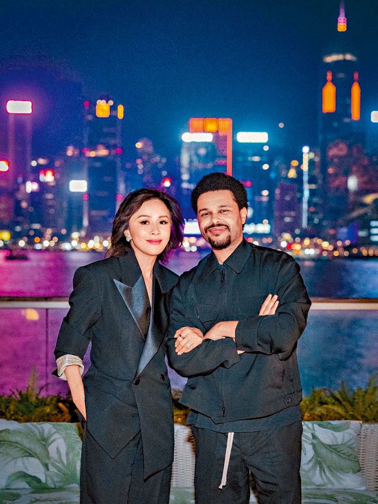 嘉玲特別選在飽覽維港美景的露台與The Weeknd歡聚。