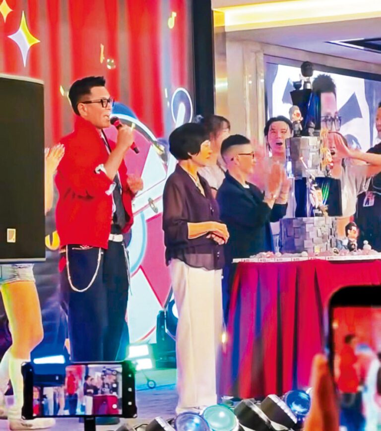 古仔這晚的西裝外套十分搶眼，跳到一身汗。