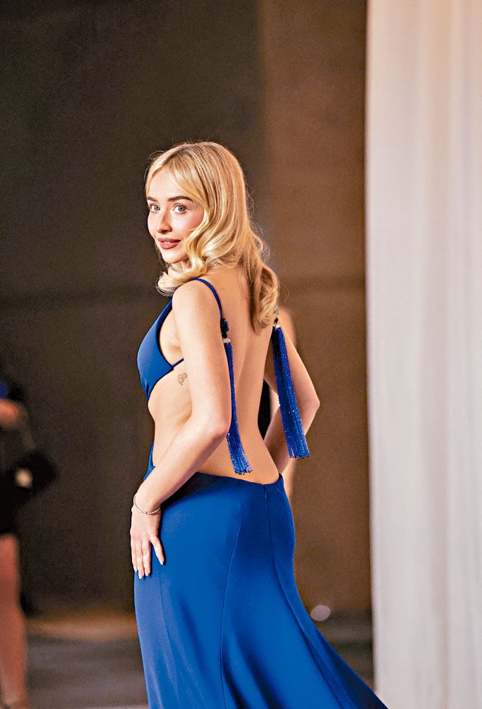 Sabrina Carpenter以露背至近乎露股的晚裝搶鏡。