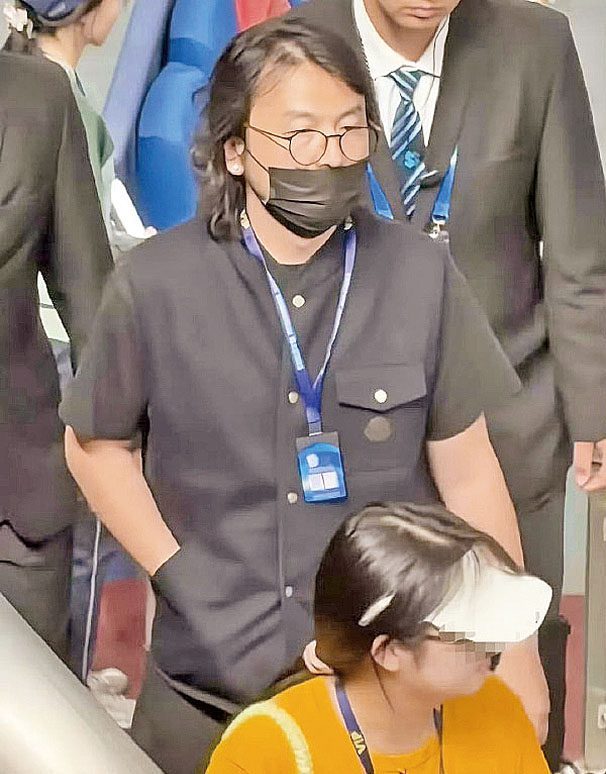 雷佳音留著一頭蓬鬆凌亂的及肩長捲髮。網上圖片