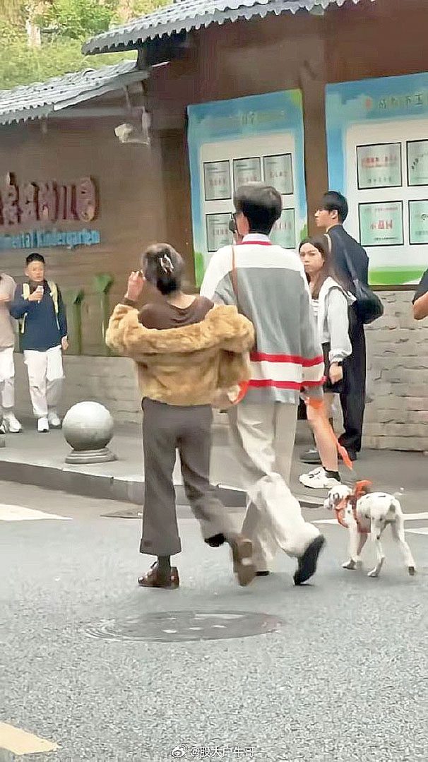 鄭合惠子任宥綸挽手遛狗。網上圖片