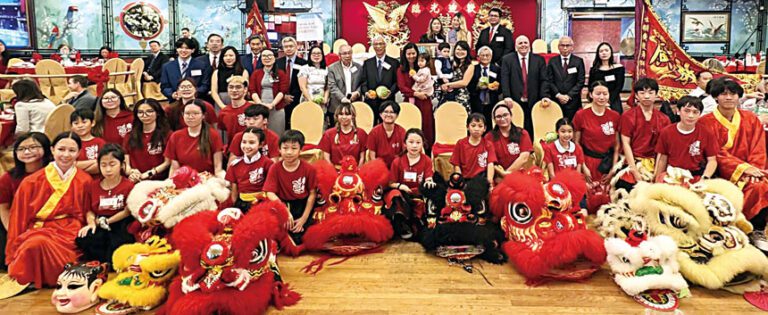 參加舞獅表演的老師、學生同嘉賓們合影。 李強攝