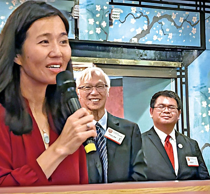 吳市長(左一)致詞。