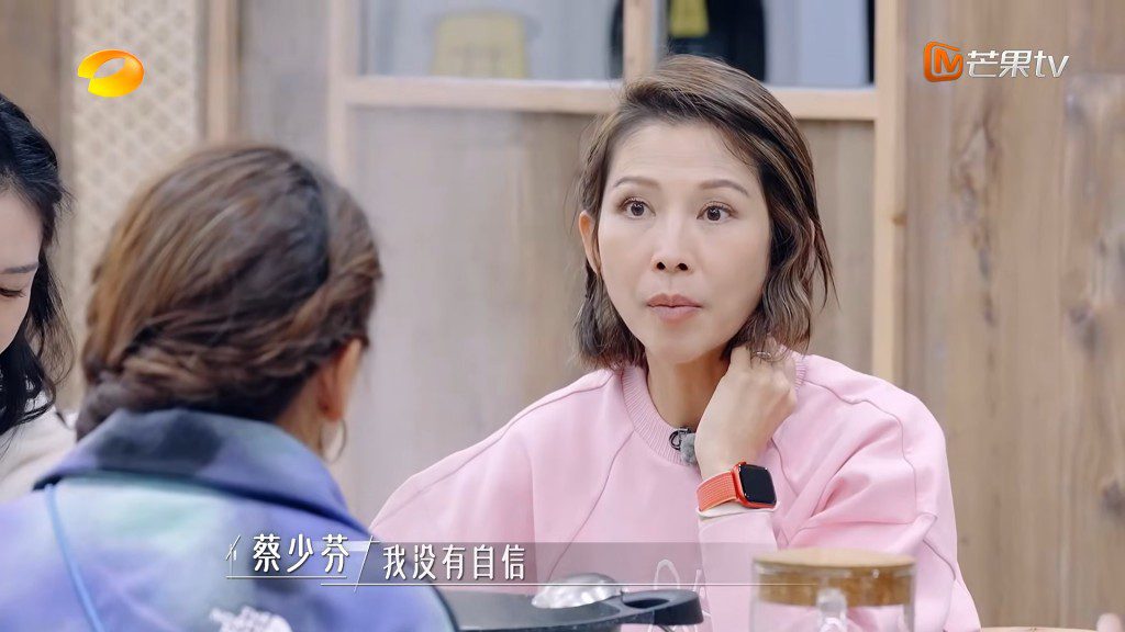 蔡少芬回憶當年仍是新人時，性格內向缺乏自信，常在片場獨自看書。