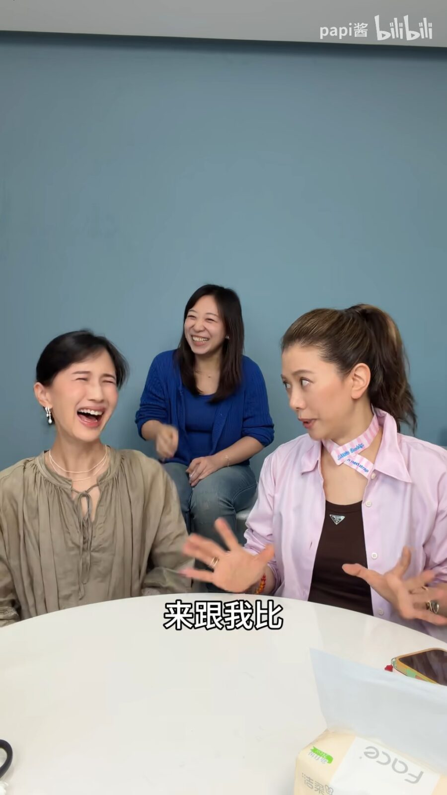 袁詠儀開玩笑指，蔡少芬嫁給了內地人張晉，但普通話還是不好。