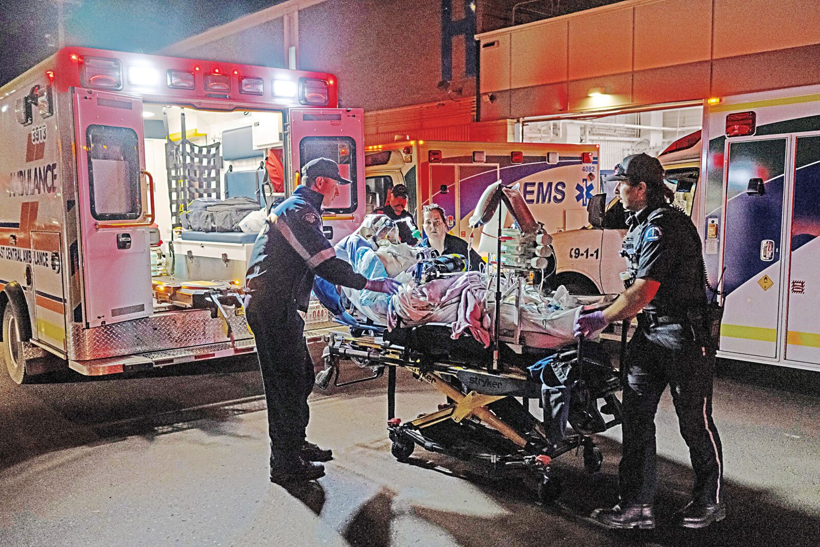 急救人員在溫懷特醫療中心將一名傷者抬上救護車。美聯社