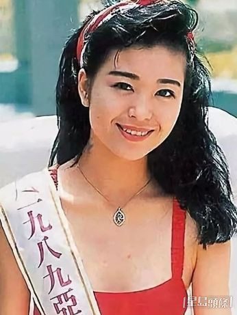 伍詠薇20歲時在當時男友翁江培推薦下參選亞姐。