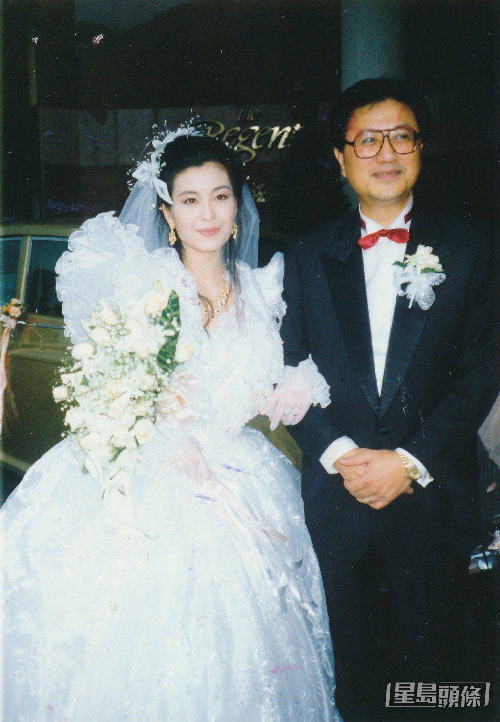 伍詠薇與翁江培拍拖一年多後,在1990年結婚。