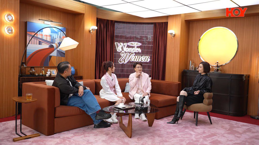 鍾慧冰與女兒林靜莉早前曾接受伍詠薇主持的《九運會客室》訪問。