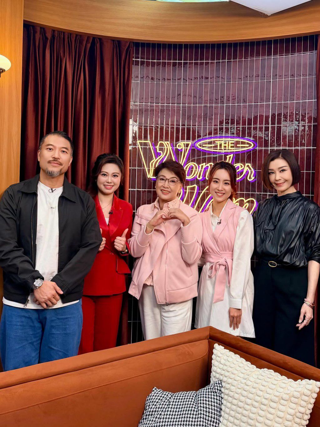 鍾慧冰曾誤會伍詠薇是「伴唱公關」。
