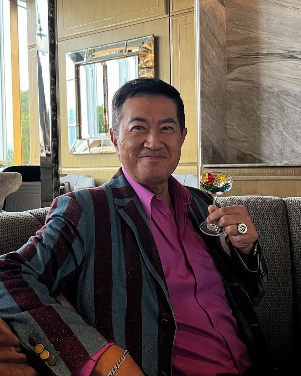 鄧梓峰被揭加入共濟會後大方承認會員身份,其社交平台過往照片中,可見他手上佩戴疑似共濟會徽章的戒指。