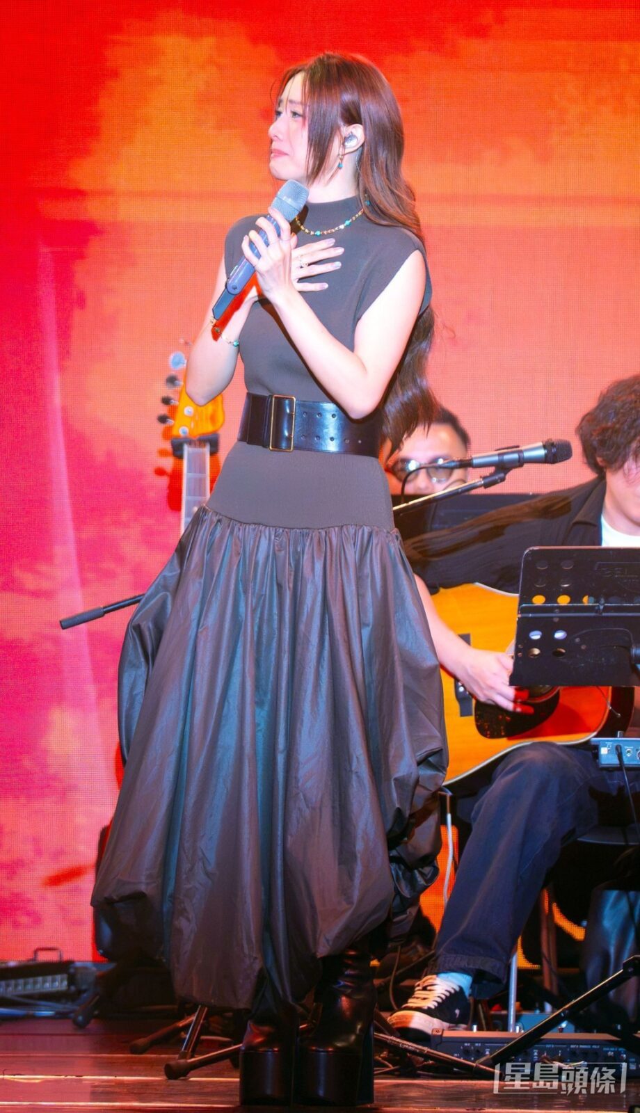 鄧麗欣在第二場演出中，演唱《小紅帽》時感觸良多。