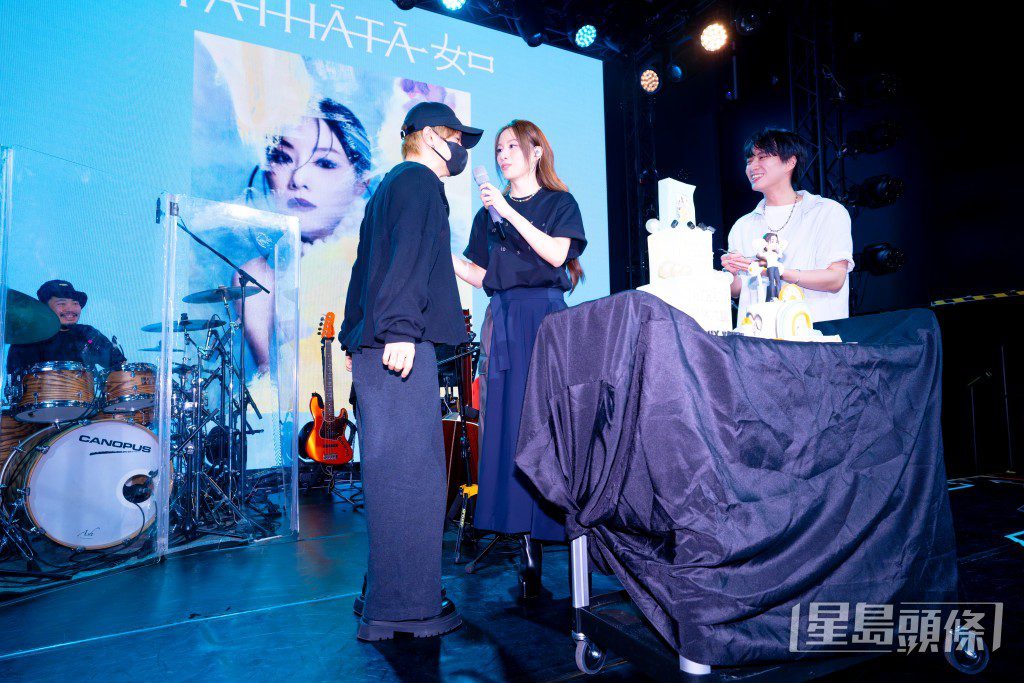 陳健安與Lester鬼馬地假扮工作人員，推出生日蛋糕為Stephy慶生。
