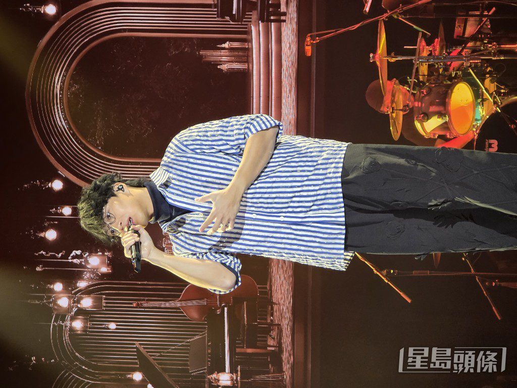 演唱會以多首經典金曲作為開場。