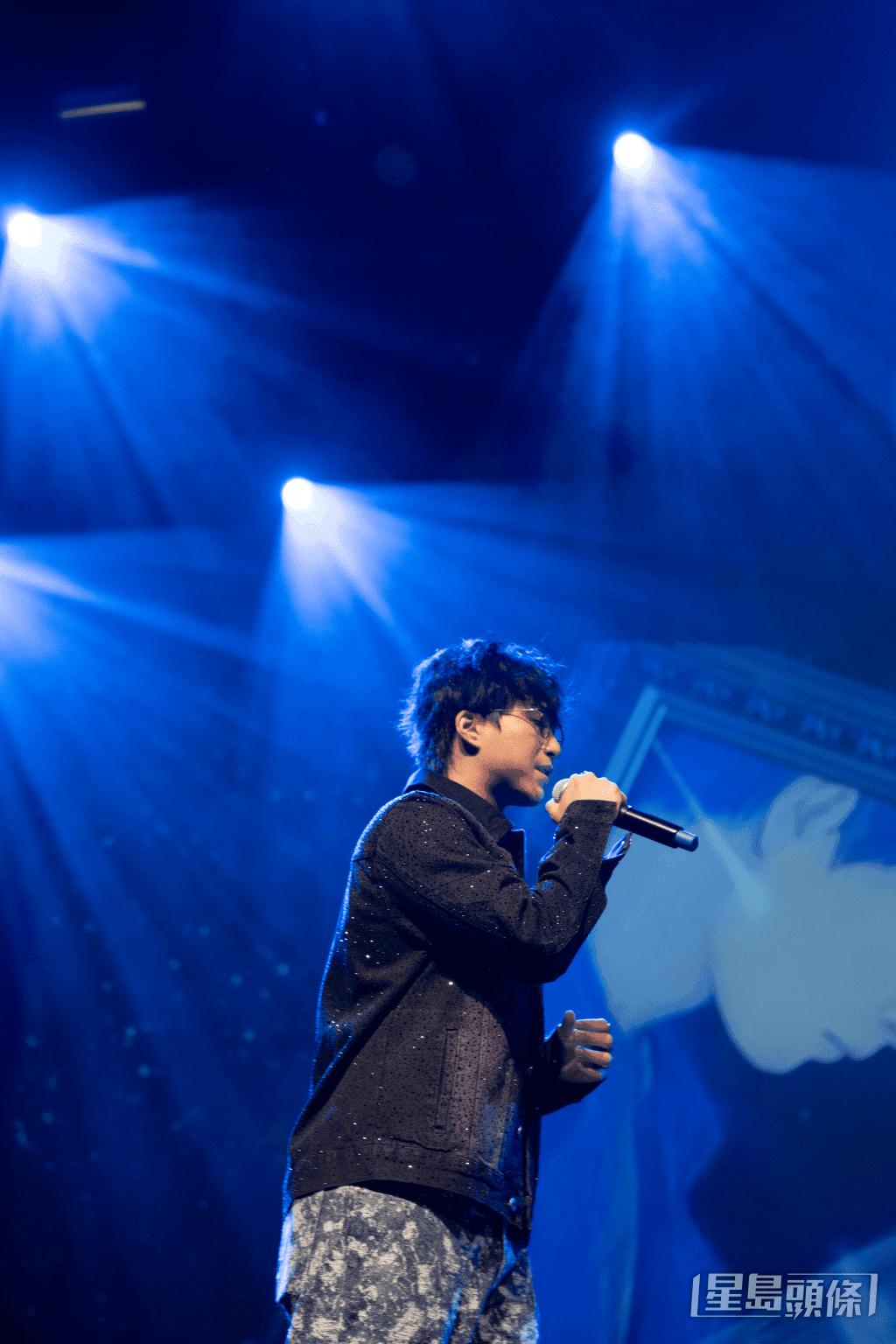 吳業坤在台上十分享受表演。
