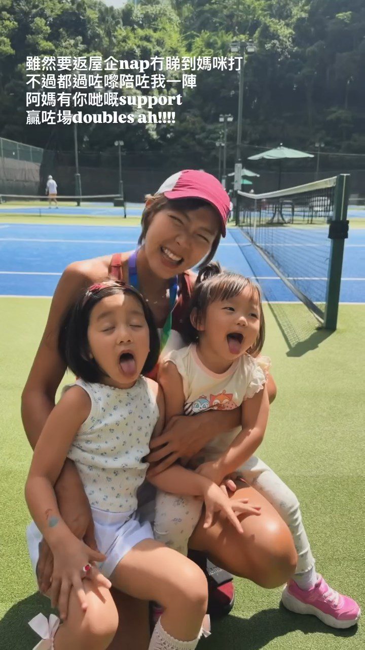 梁諾妍帶著兩個女兒一起做運動。