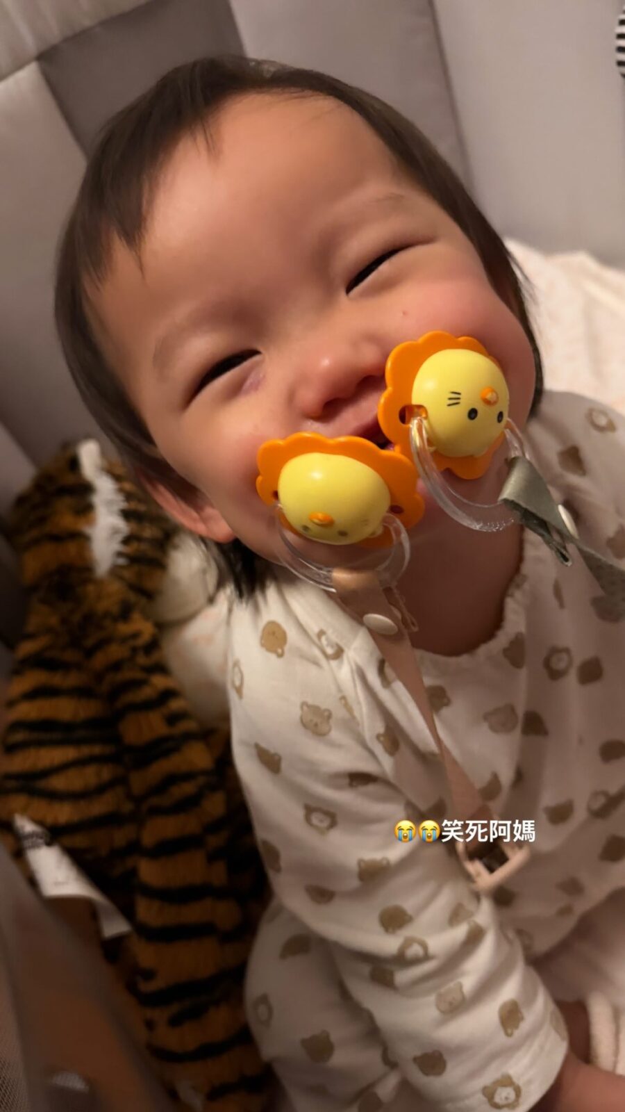 洪永城的細女Beryl含著兩個奶嘴。