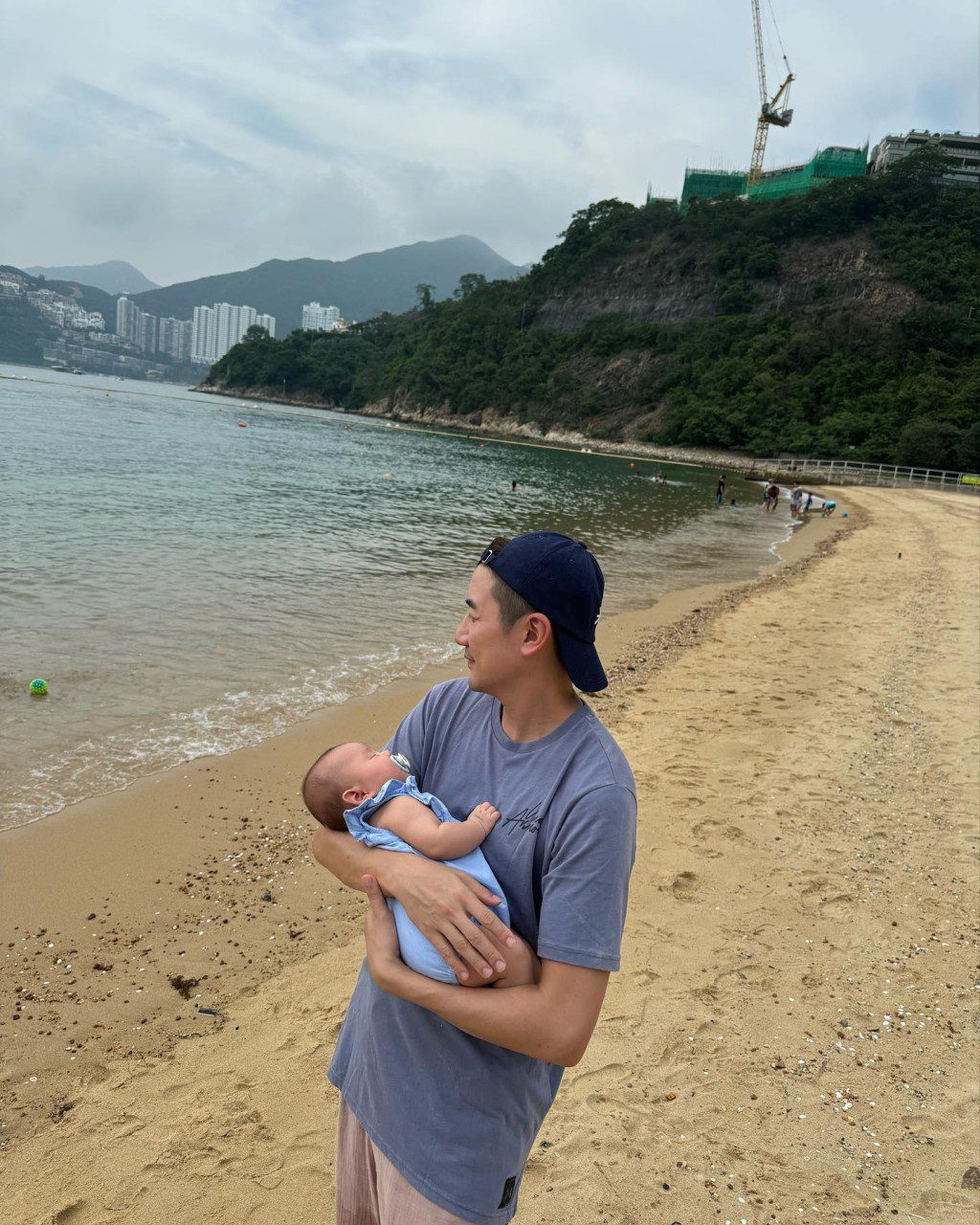 抱著細女的洪永城一臉慈父模樣。