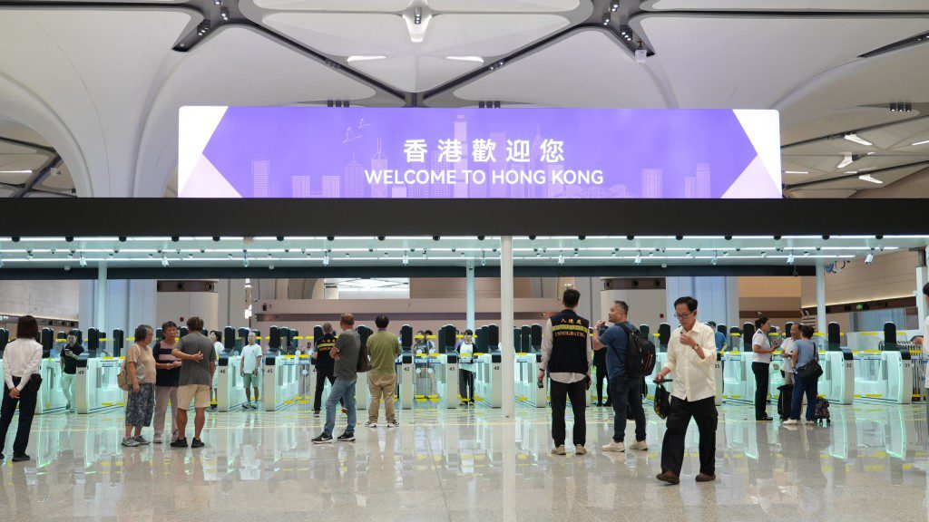 重陽節假期尾聲 皇崗口岸下午兩小時逾9400旅客回港