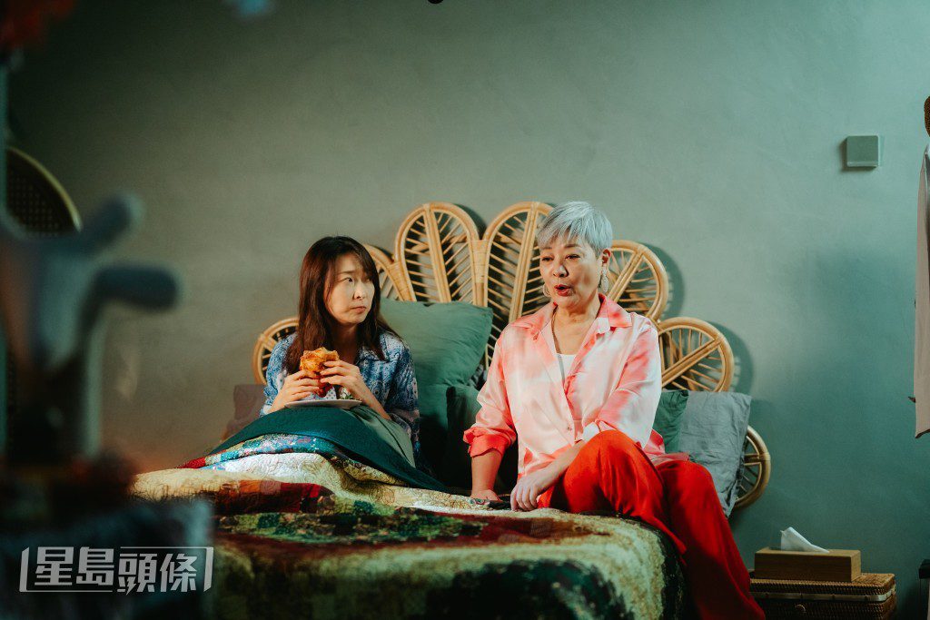 金燕玲在片中扮演周家怡的開明母親,鼓勵女兒尋回自我與快樂。