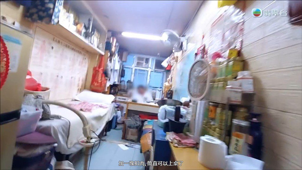 診所內環境雜亂,診症床旁邊堆滿了各類雜物。