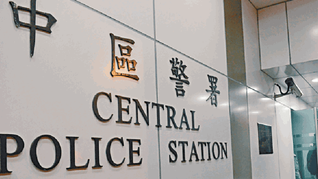 中環私家車凌晨失控撞交通燈 26歲司機酒精超標涉酒駕被捕