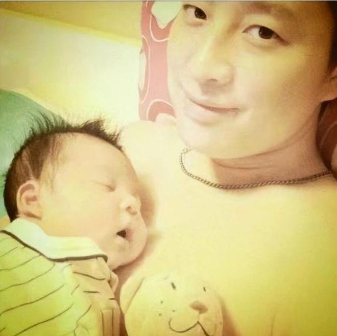 李曉峰與富商王翀育有一子。