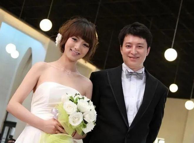 劉愷威前女友李曉峰於2010年曾與富商王翀結婚。