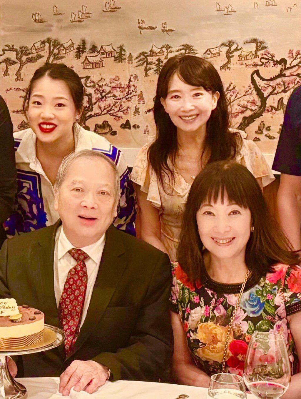陳美齡昨日在IG分享與二姐陳曦齡及姐夫慶祝生日的合照。