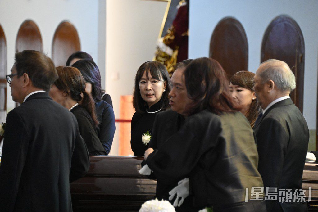陳曦齡瞻仰母親遺容時神情哀傷。