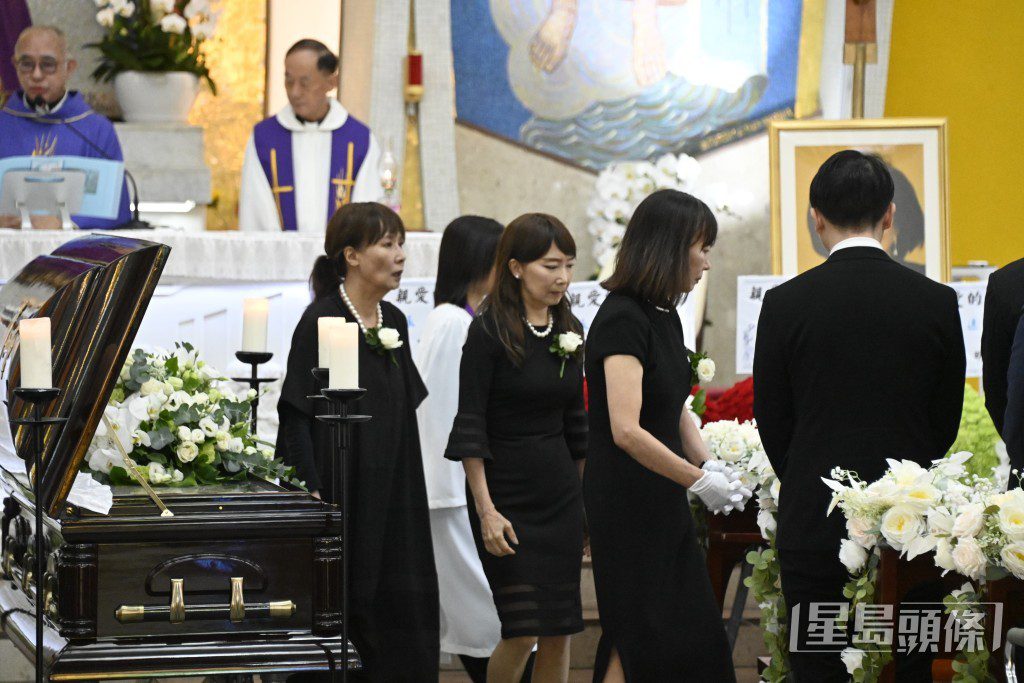陳美齡瞻仰母親遺容時神情哀傷。