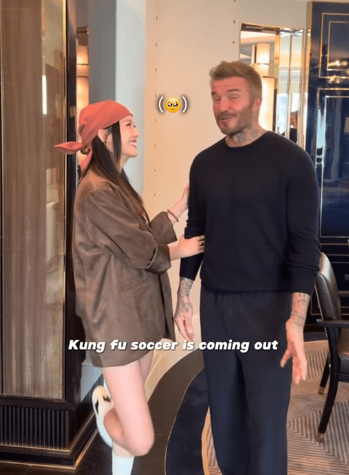 她主動輕觸碧咸的手臂。