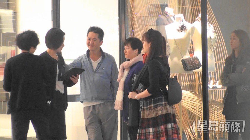 2017年，鄧兆尊被拍到帶同二奶Cherry車厘子、三奶骨妹及四奶到銅鑼灣時代廣場逛名店。