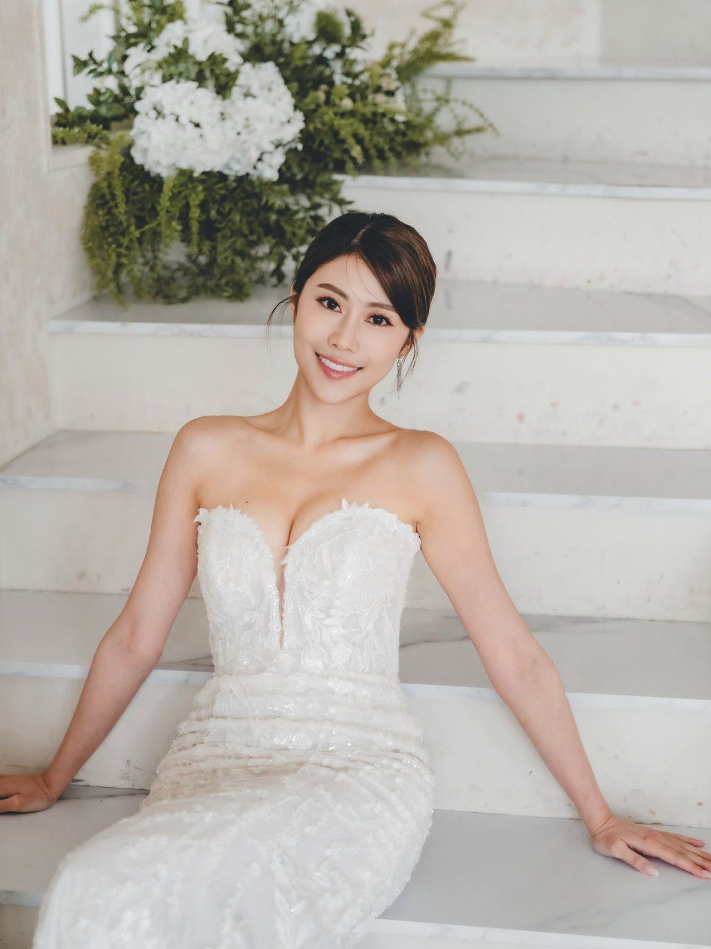 鍾翠詩坐在白色階梯前，散發女神氣息。