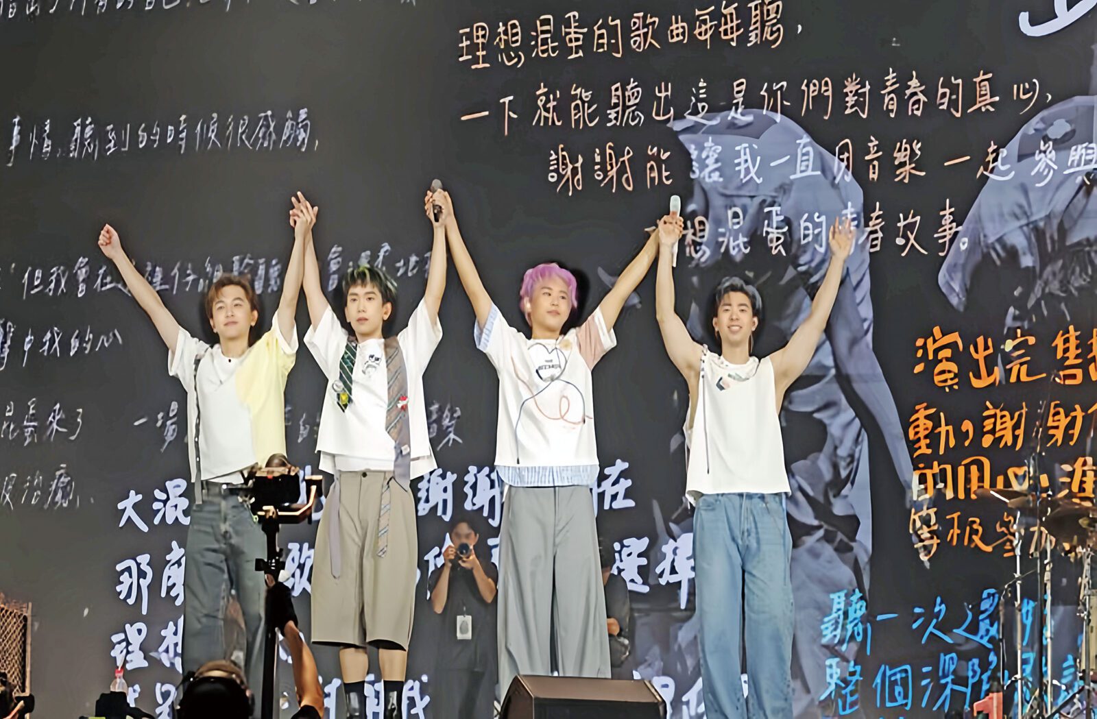 ■大熒幕出現粉絲的手寫留言。網上圖片