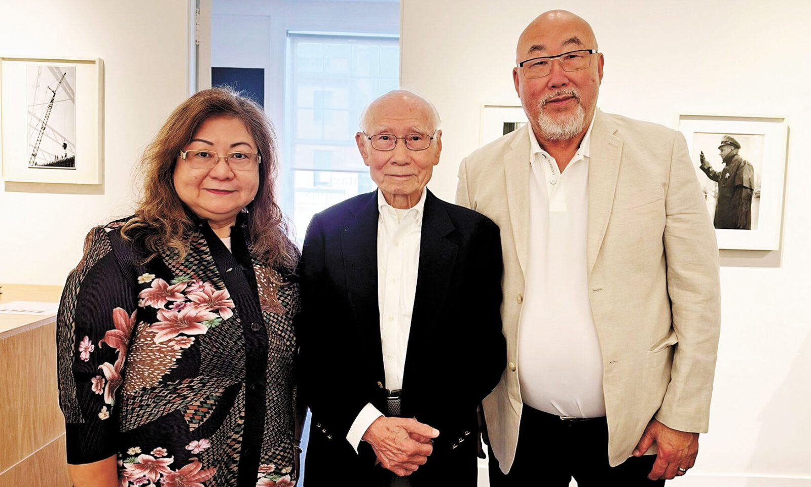 (左起)關麗莎、趙羨藻、司徒宗達在展廳合影。 關麗莎提供